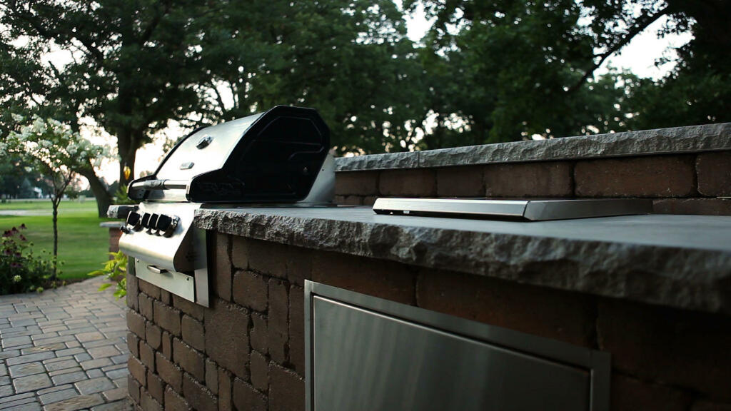 Outdoor Kitchen for entertaining by Sequoia Landscape